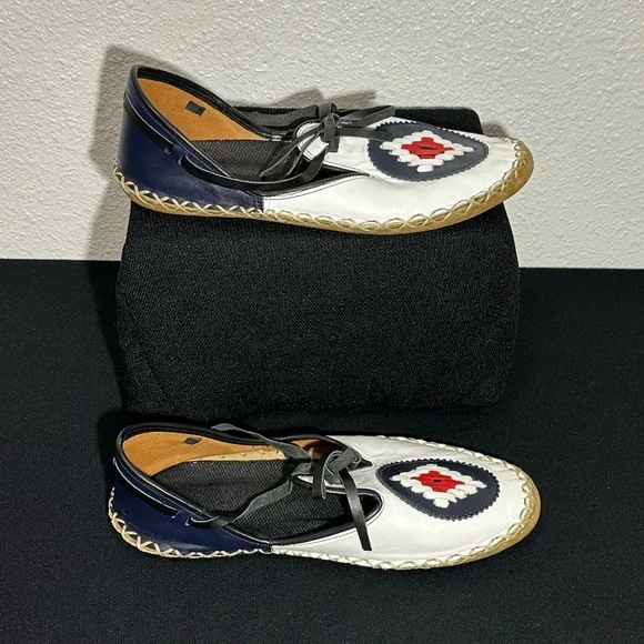 Hand-stitched leather sandals - Picture 4 of 8